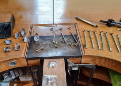 Arbeitsplatz mit Einzelteilen - Kette Pfaffenhütchen